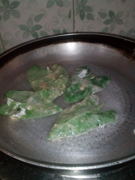 frying water Spinach leaves in pan