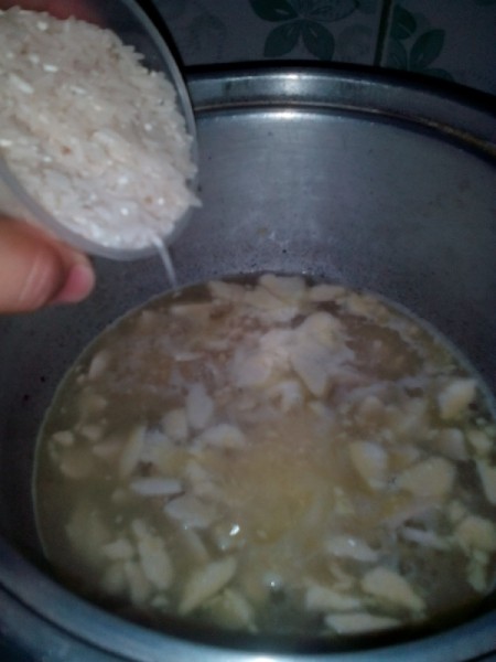 Adding rice to porridge.