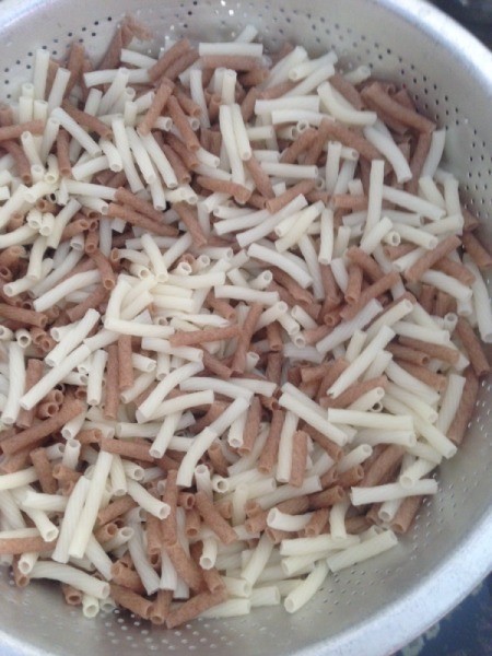 drained macaroni in colander