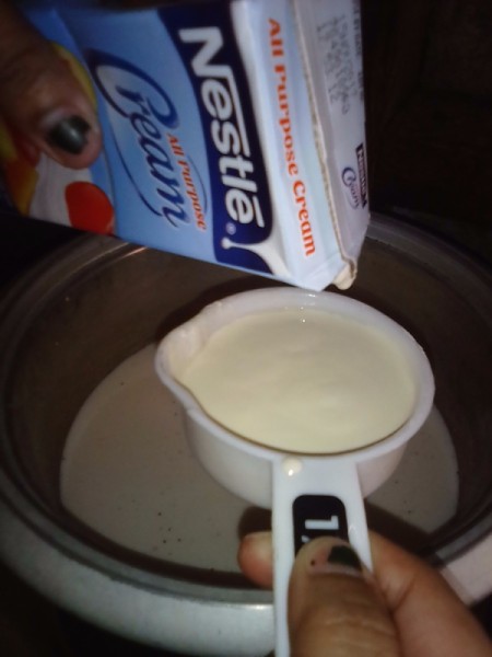 measuring cream for pudding