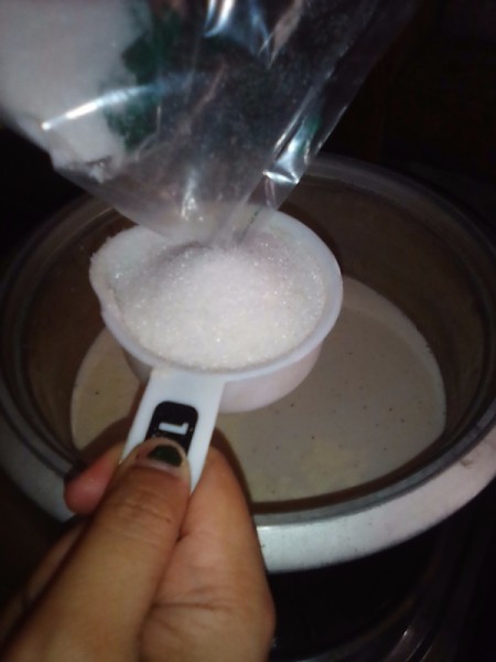 measuring sugar fir pudding