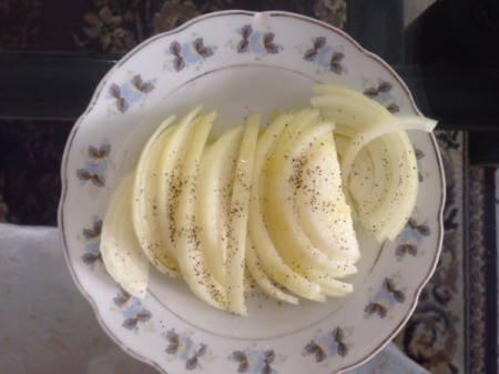 sliced onions on plate