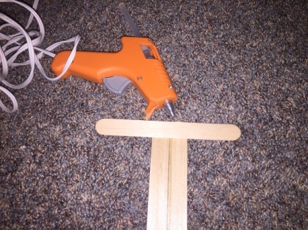 Popsicle Stick Wall Arrow - line up your two vertical sets of sticks and glue a stick across the top