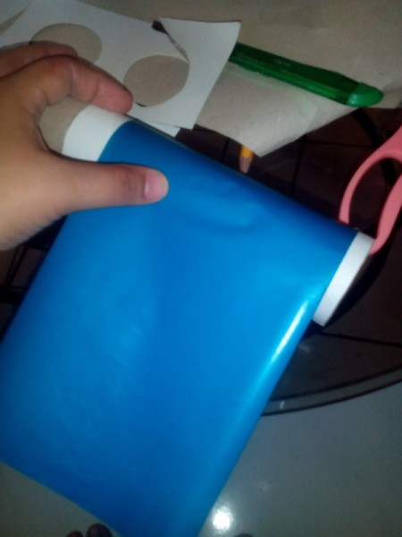 Cling Wrap Roll as Pencil Case - wrapping with blue art paper