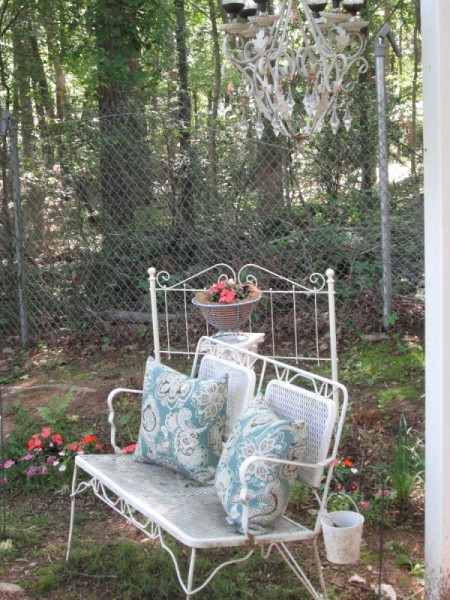 Metal Head and Footboard for Your Garden - white with hanging basket