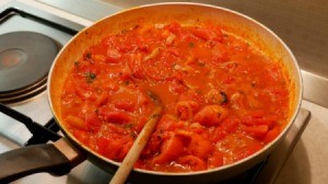 A pan of tomato sauce for spaghetti.