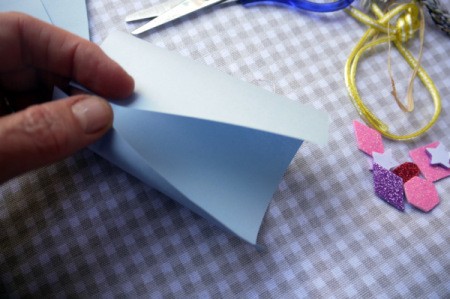 Easy Elegant Paper Party Favours - bring the two short edges together to form a cylinder