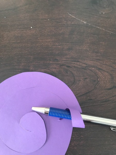 3D Flower Mother's Day Card - start wrapping the paper spiral