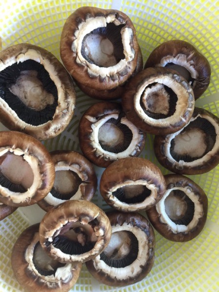 cleaned mushrooms ready to stuff