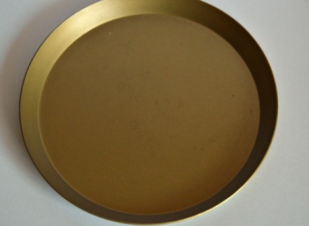 Mother's Day Table Decoration - Spray the plastic tray with the green gold spray paint and allow to dry thoroughly.