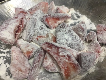 floured strawberry pieces