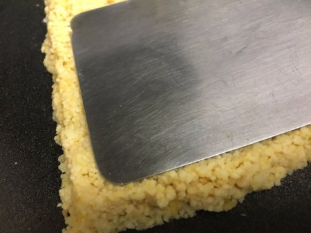 forming edge on chicken pizza crust