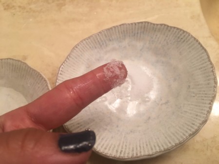 Salt for Removing Super Glue  from Fingers - damp salt on fingertip