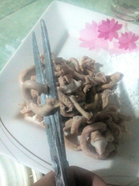 cutting washed isaw in a bowl