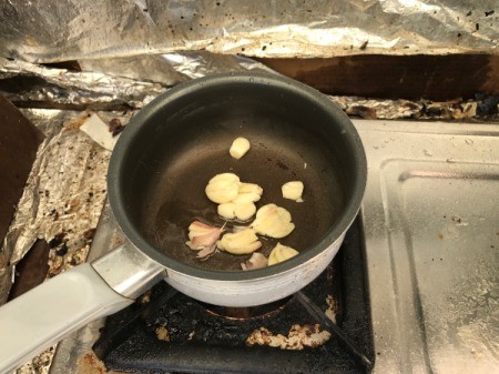 sliced garlic and oil in pan
