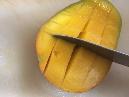 slicing mangos leaving skin intact