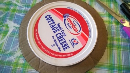 Patriotic Straw Wall Art - trace a smaller circle inside the larger one using the cottage cheese lid