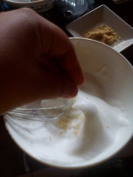 adding sugar to egg white