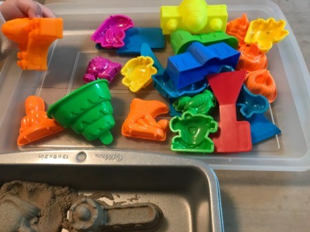 Lidded Cake Pan for Kinetic Sand - cake pan lid with molds