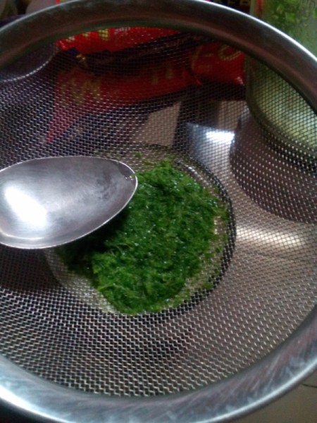 straining blended Pandan leaves