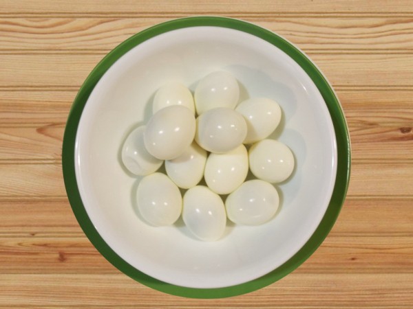 A bowl of peeled hard boiled eggs.
