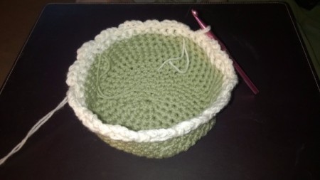 Crochet Accents for a Bathroom with New Colors - making cream edging