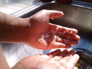 Using salt to clean hands from a fishy smell.