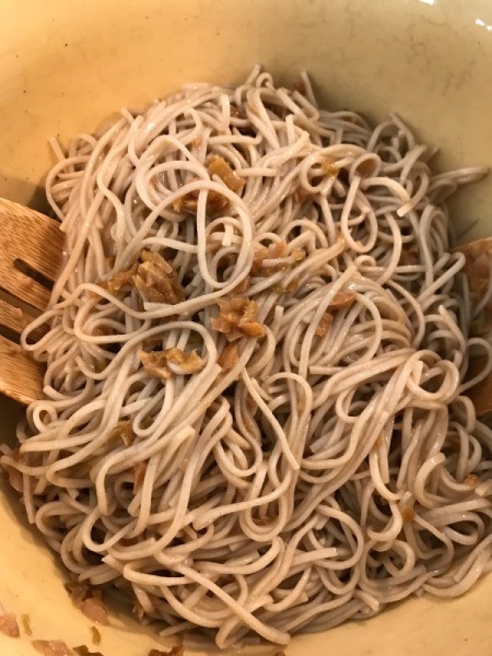 mixing noodles and sauce