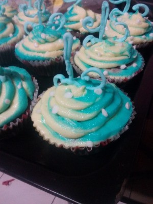 decorated blue & white cupcakes