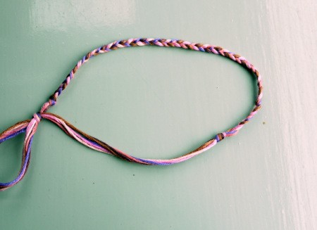 Friendship Bracelet with Simple Sliding Knot - slide thread through knot to change size