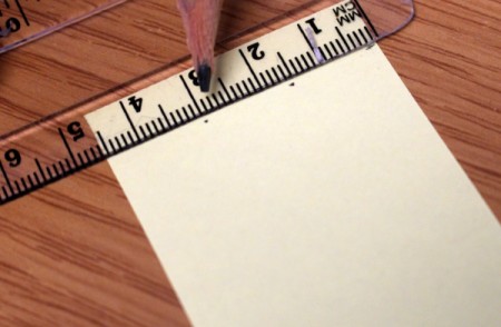 Divide the bookmark into thirds by marking every 1.5cm.
