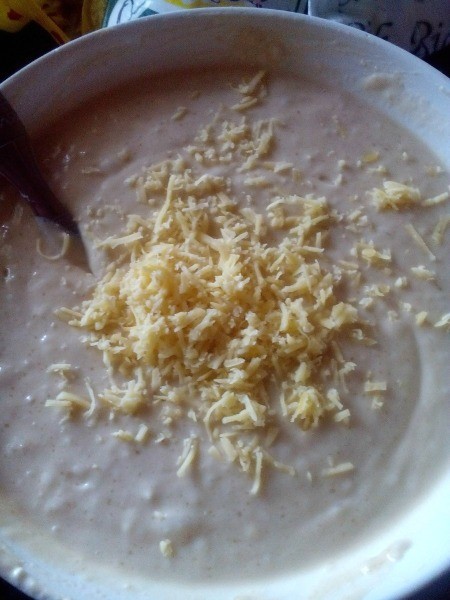 Cream Cheese Sweetheart Cake - Mix well until well combined. Stir in some grated cheese.