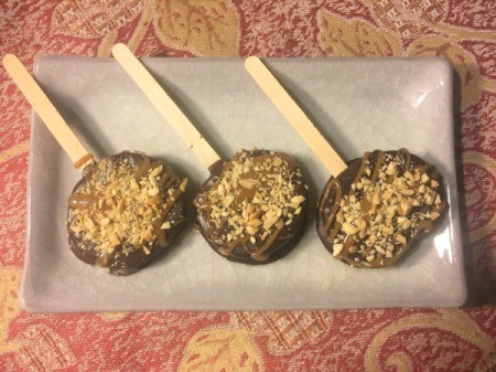 Caramel Apple Slice Pops on tray