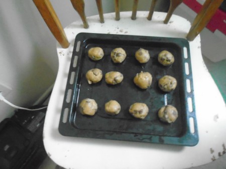 rolled balls of dough on cookie sheet