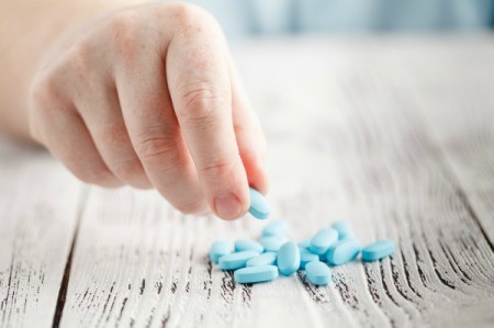 Photo of a blue pills that look like Naproxen.