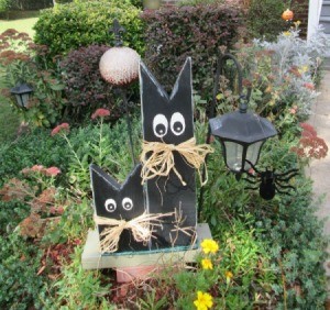 Scrap wood painted Halloween cats.