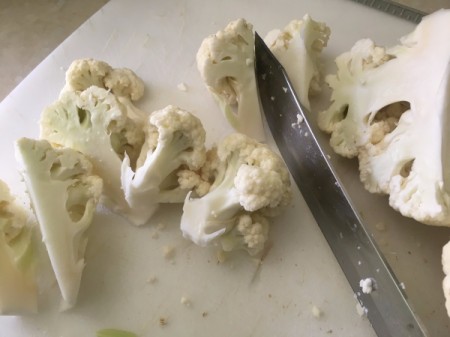 cutting cauliflower in florets
