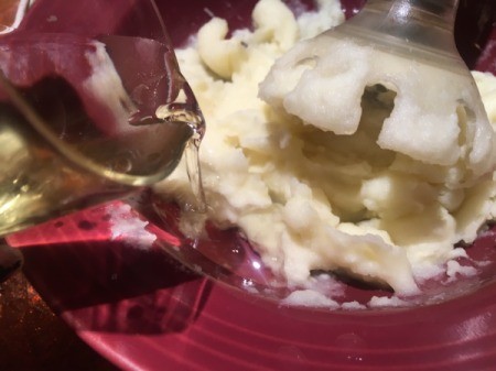 adding oil to garlic sauce