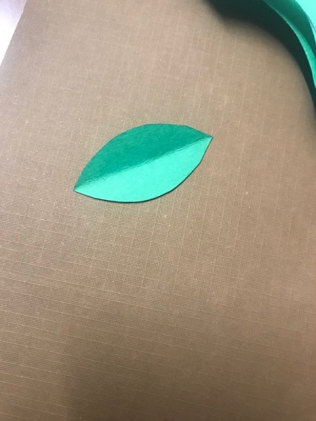 Thankful Tree - open leaf with center crease