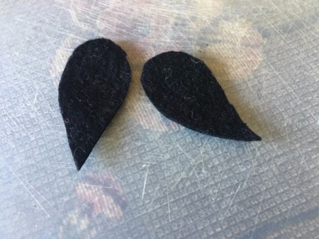 Upcycled Light Bulb Penguin - make teardrop shaped felt flippers