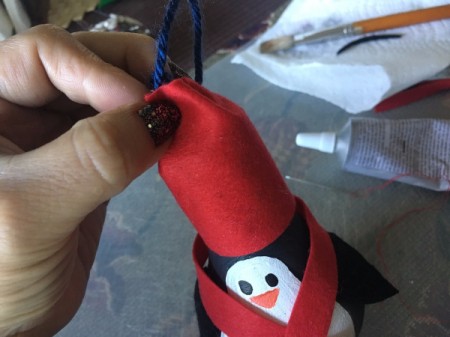 Upcycled Light Bulb Penguin - when yarn dry wrap a piece of red felt around the top of head and yarn, pull yarn though