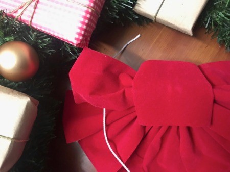Present Wreath - red bow