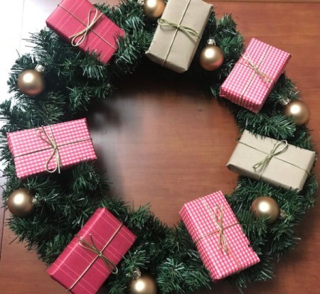 Present Wreath - add ornaments