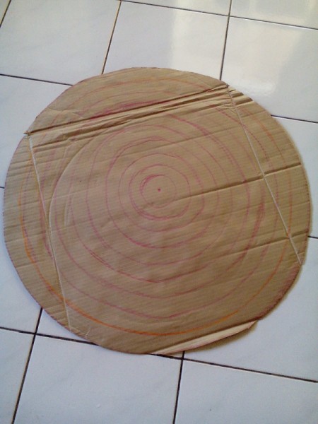 DIY Hanging Cardboard Christmas Tree - draw a series of circles of decreasing size inside the circle of cardboard