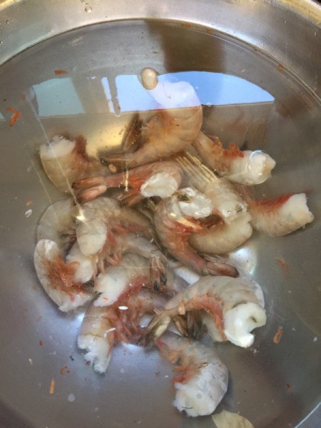 washing shrimp