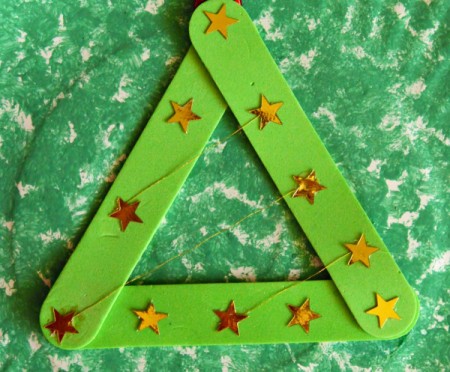 Let It Snow Paper Plate Craft - add gold star stickers over the floss
