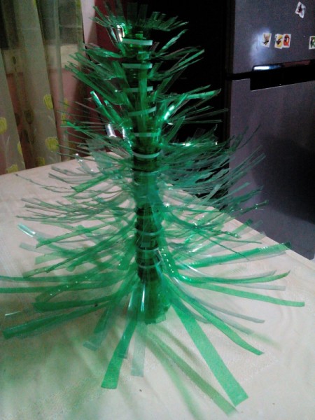 Plastic Bottle Christmas Tree - stack and glue on the different bottles