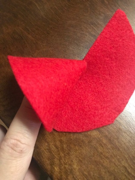 Holiday Reindeer Candy Holder - trace a partial circle onto red felt