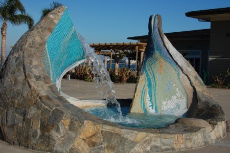 A water sculpture at the Glorietta Bay Park Promenade.