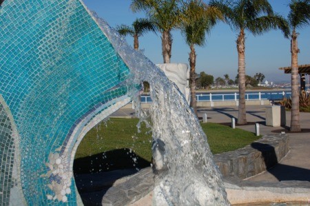 A water sculpture at the Glorietta Bay Park Promenade.